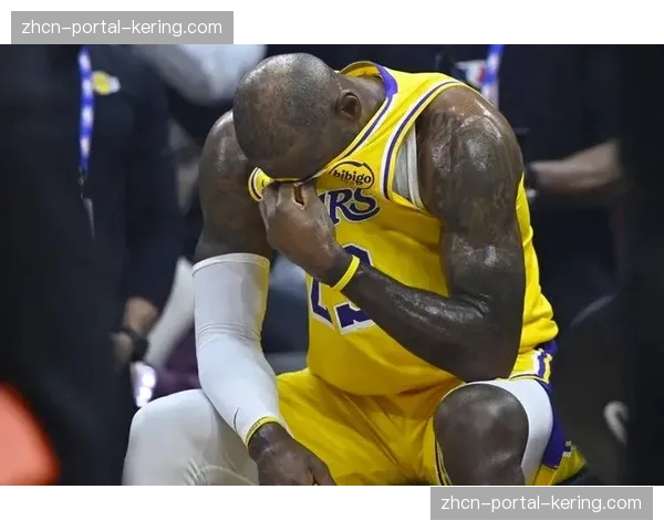 现场镜头:詹姆斯突破40000分大关瞬间,主场观众起立欢呼 现场镜头:詹姆斯突破40000分大关瞬间,主场观众起立欢呼